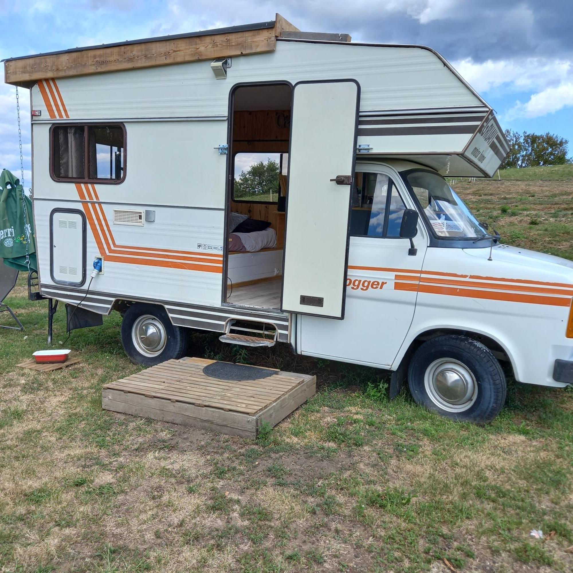 Camping Car Vintage Saint-Barthelemy-le-Plain エクステリア 写真